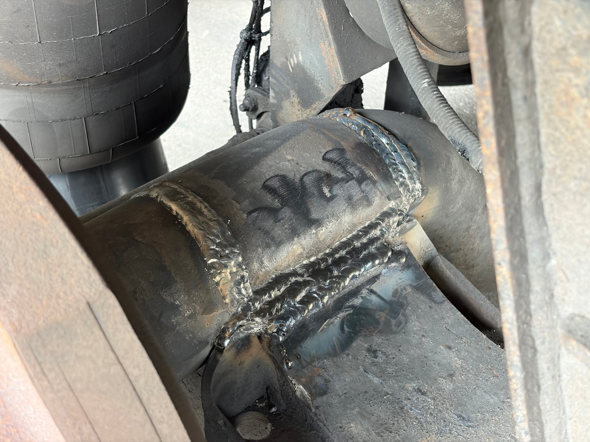 Gallery photos for Drop Axle Sheared Off the Frame - Back on the Road in Under 24 Hours: Image #1