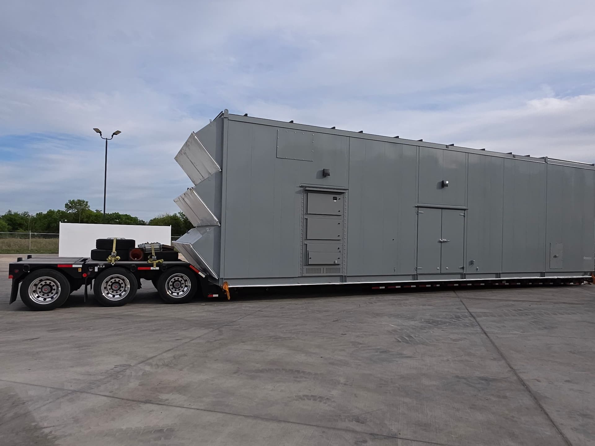 Emergency Heavy Hauler Trailer Repair After Bridge Strike in Franklin Tennessee image