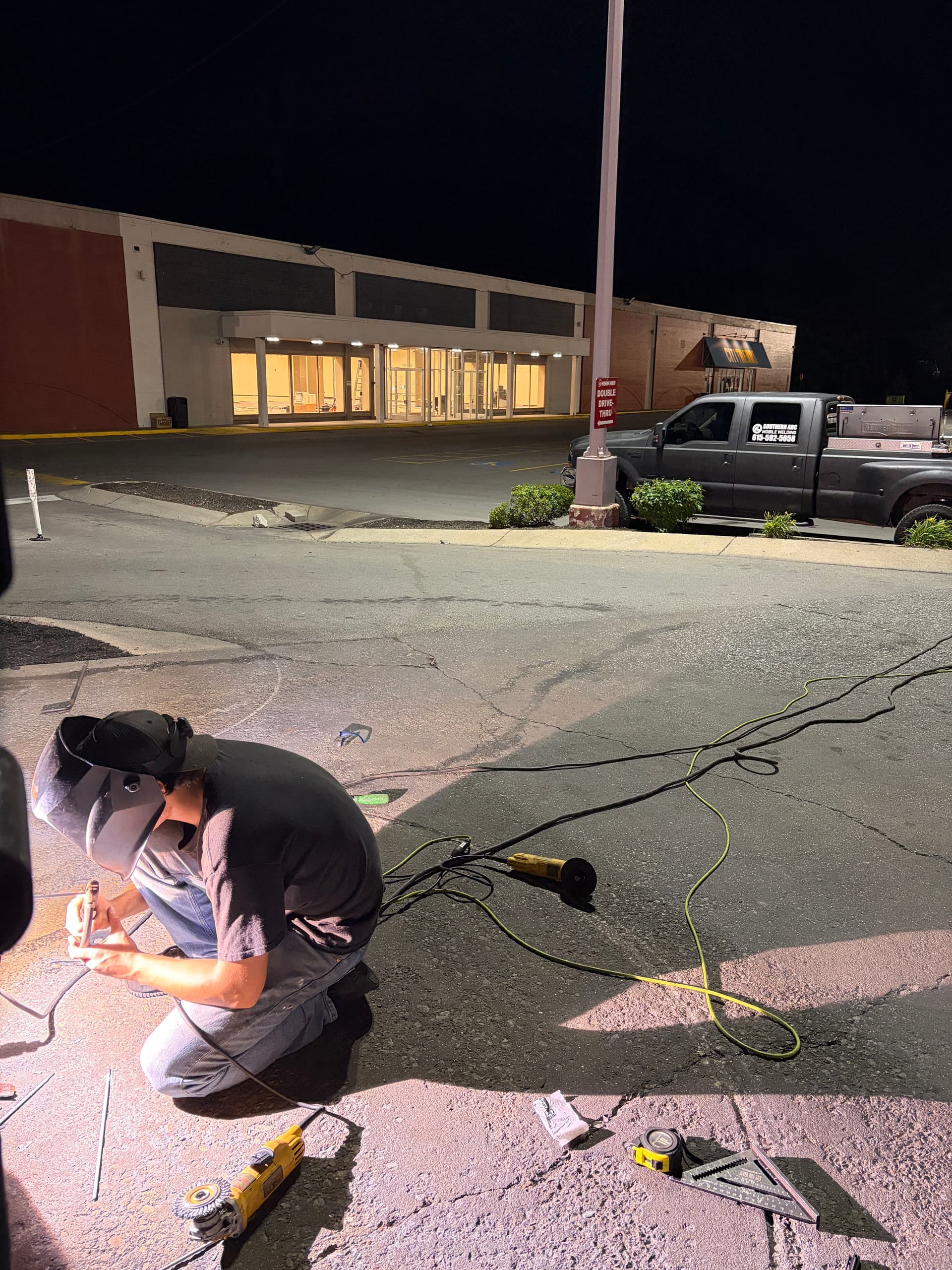Gallery photos for Late-Night Gate Repair at a Clarksville Restaurant: Image #1